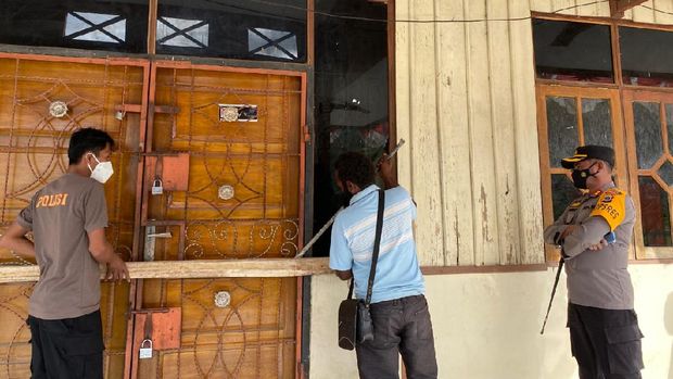 Kantor BPKAD Tolikara ditutup pihak tak bertanggung jawab. Polisi mendatangi lokasi untuk membuka palang tersebut (dok Polda Papua)