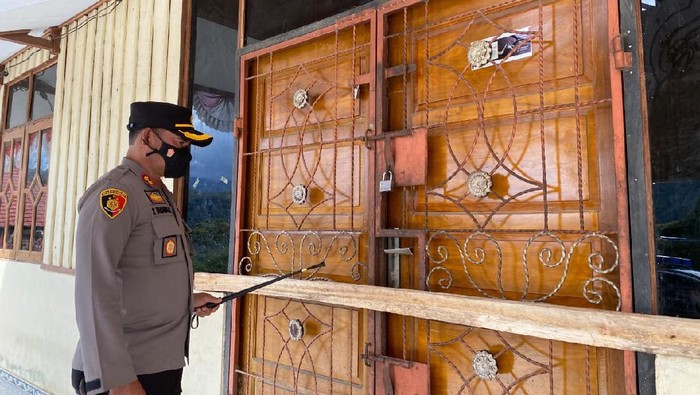 Kantor BPKAD Tolikara ditutup pihak tak bertanggung jawab. Polisi mendatangi lokasi untuk membuka palang tersebut (dok Polda Papua)