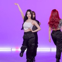 Karina aespa konsisten pilates dan ngegym selama tiga tahun terakhir. Meskipun punya pinggang kecil, ia tak menjaga pola makannya. Karina bahkan dapat memakan tiga bungkus mie sekaligus. Foto: dok. YouTube M2