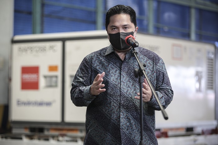 KEDATANGAN VAKSIN TAHAP 14 Menteri BUMN Erick Thohir menyampaikan keterangan pers saat menyambut kedatangan vaksin COVID-19 di Teminal Cargo Bandara Soekarno Hatta, Tangerang, Banten, Senin (31/5/2021). Sebanyak delapan juta dosis vaksin COVID-19 Sinovac kembali tiba di Indonesia dan selanjutnya akan dilakukan proses produksi oleh Bio Farma. ANTARA FOTO/Dhemas Reviyanto/rwa.