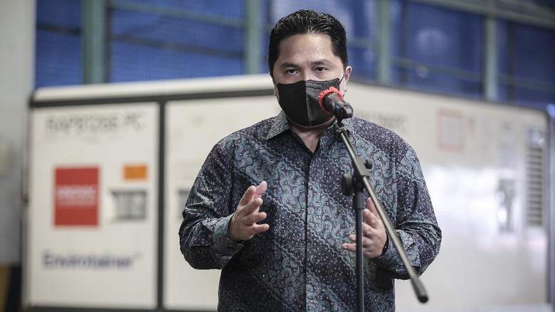 KEDATANGAN VAKSIN TAHAP 14 Menteri BUMN Erick Thohir menyampaikan keterangan pers saat menyambut kedatangan vaksin COVID-19 di Teminal Cargo Bandara Soekarno Hatta, Tangerang, Banten, Senin (31/5/2021). Sebanyak delapan juta dosis vaksin COVID-19 Sinovac kembali tiba di Indonesia dan selanjutnya akan dilakukan proses produksi oleh Bio Farma. ANTARA FOTO/Dhemas Reviyanto/rwa.