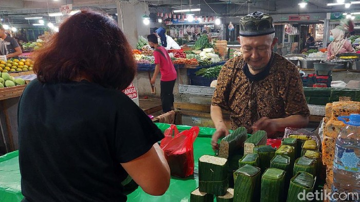 Pedagang tahu dan tempe di Pasar Kosambi, Kota Bandung, Jawa Barat kembali berjualan. Mereka terpaksan menaikan harga karena harga kedelai yang mahal.