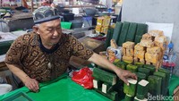 Pedagang tahu dan tempe di Pasar Kosambi, Kota Bandung, Jawa Barat kembali berjualan. Sebelumnya, mereka mogok berjualan selama tiga hari karena protes harga kedelai mahal.