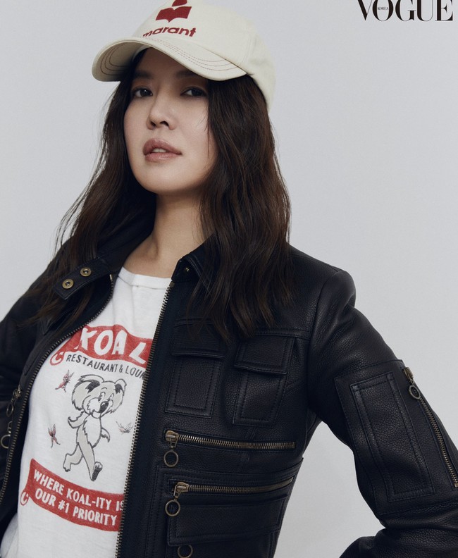 Sejumlah netizen Korea dibuat kagum dengan penampilan Kim Yeo Jin di majalah Vogue Korea edisi Juni 2021. Mereka tak menyangka sang aktris telah menginjak usia kepala empat. Foto: dok. Vogue Korea