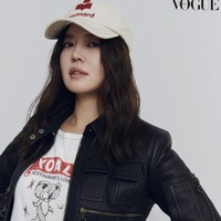 Sejumlah netizen Korea dibuat kagum dengan penampilan Kim Yeo Jin di majalah Vogue Korea edisi Juni 2021. Mereka tak menyangka sang aktris telah menginjak usia kepala empat. Foto: dok. Vogue Korea