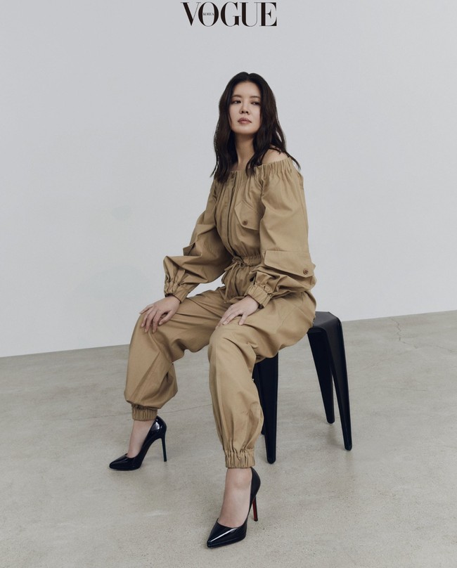 “Aku pikir dia berusia 48 tahun tapi lihat dia…sangat cantik. Duality-nya, aku membencinya dalam drama,” “Bagaimana mungkin (?) Dia sangat seksi astaga” ujar sejumlah netizen. Foto: dok. Vogue Korea