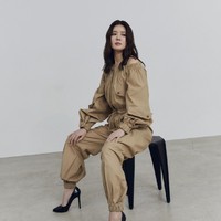 “Aku pikir dia berusia 48 tahun tapi lihat dia…sangat cantik. Duality-nya, aku membencinya dalam drama,” “Bagaimana mungkin (?) Dia sangat seksi astaga” ujar sejumlah netizen. Foto: dok. Vogue Korea