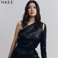 Baru-baru ini, penampilan Kim Yeo Jin dalam pemotretan Vogue Korea menjadi perbincangan hangat. Ia bikin penggemar Vincenzo terkesima dengan penampilannya yang elegan dan seksi. Foto: dok. Vogue Korea