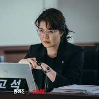 Karakter Kim Yeo Jin di Vincenzo pun berbanding terbalik dengan aslinya. Ia adalah seorang aktivis yang tak ragu menyampaikan kritiknya soal isu sosial politik, hingga mendapat label socialtainer. Foto: dok. tvN