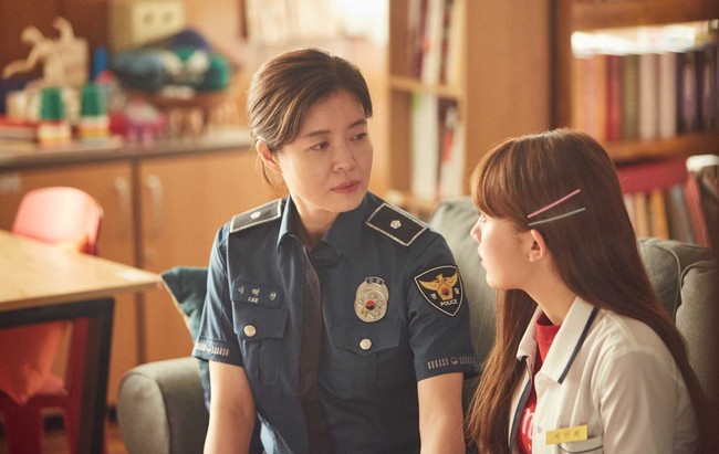 Kim Yeo Jin sendiri lahir pada 24 Juni 1972. Ia memulai debut akting lewat panggung teater, hingga akhirnya membintangi sejumlah drama Korea seperti Extracurricular dan Itaewon Class. Foto: dok. Netflix