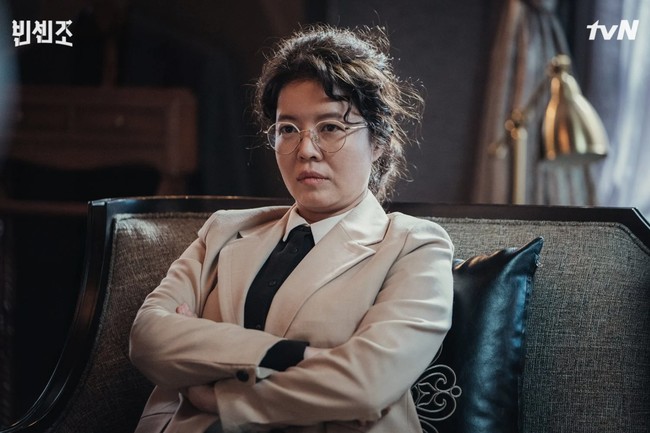  Penampilan seksi Kim Yeo Jin berbanding terbalik dengan karakter Choi Myung Hee. Dalam drama Korea Vincenzo, ia tampil urakan dan tak begitu memperdulikan penampilannya. Foto: dok. tvN