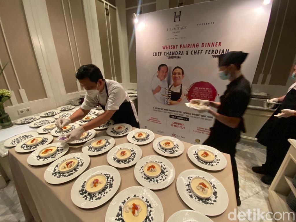 Kolaborasi Chef Chandra dan Chef Ferdian Sajikan Wagyu 7+ dengan Kura Whisky