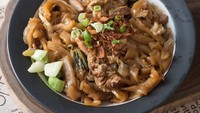 Kwetiau goreng enak dan halal juga bisa kamu temui di kawasan Graha Raya Bintaro. Tepatnya di Bakmi Asia. Kwetiau goreng di sini dibanderol harga mulai dari Rp 25 ribu. Foto: Instagram @bakmi.asia 