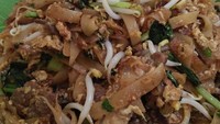 Kawasan Bekasi, Jakarta Barat juga memiliki tempat makan kwetiau goreng sapi enak dan halal. Namanya Kwetiau Sapi Apollo yang berlokasi di Grand Galaxy City Blok RGF, Bekasi Selatan. Harganya terjangkau, mulai dari Rp 35 ribuan. Foto: Instagram @kwetiawapollo
