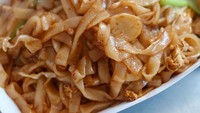 RM. Fajar 79 yang berlokasi di kawasan Fatmawati, Jakarta Selatan merupakan salah satu tempat makan Chinese food legendaris. Sudah terkenal lezat sejak tahun 1975. Di sini juga menawarkan menu kwetiau goreng yang lezat. Harganya dibanderol Rp 40 ribuan. Foto: Instagram @rm.fajar79