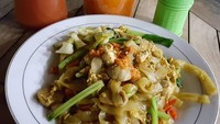 Mie Ayam Gondangdia memang sudah tersohor dengan menu mie ayamnya yang enak. Tapi, tempat makan ini juga memiliki menu kwetiau goreng yang enak. Harganya dibanderol Rp 38 ribu - Rp 53 ribu. Foto: Instagram @mayakahar 