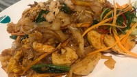 Tempat makan bakmi satu ini juga memiliki menu kwetiau goreng yang enak. Namanya Bakmitopia, salah satu gerainnya berlokasi di Senopati, Jakarta Selatan. Kwetiau di sini ada yang dimasak dengan ayam, seafood, dan sapi. Harganya mulai dari Rp 29 ribuan. Foto: Instagram @angela_tastebuds