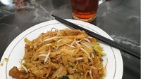 Buat kamu yang ada di Jakarta Pusat, wajib cobain kwetiau goreng dari Kwetiau Sapi Hayam Wuruk 61. Di sini kamu bisa memesan menggunakan daging sapi atau seafood. Selain kwetiau goreng, ada juga kwetiau siram, kwetiau bun, kwetiau yam, dan menu lainnya. Foto: Instagram @maria.f.ayu 