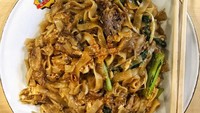 Di kawasan Radio Dalam, Jakarta Selatan juga ada tempat makan kwetiau goreng halal. Namanya Kwetiau Sapi Pontianak 555. Dijamin puas makan kwetiau goreng di sini karena selain enak harganya juga terjangkau, mulai dari Rp 30 ribuan. Foto: Instagram @kwetiausapi555
