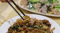 Solaria merupakan gerai restoran terkenal di Indonesia. Resto ini menawarkan beragam menu Chinese food hingga western. Salah satu yang menjadi andalan adalah kwetiau gorengnnya. Harga kwetiau di sini dibanderol mulai dari Rp 26 ribua. Foto: Instagram @solaria.indonesia