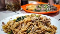 Amung Kwetiau & Baso Sapi di kawasan Sunter, Jakarta Utara juga jadi tempat andalan utnuk menikmati kwetiau goreng. Ada menu kwetiau goreng biasa dan spesial yang menggunakan daging sapi. Harganya dibanderol Rp 36 ribuan. Foto: Instagram @amung_kwetiaubakso