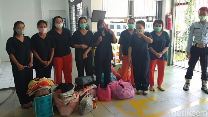 Belasan warga binaan Lapas Klas IIA Banyuwangi dipindah ke tiga lapas di Jatim. Sebab, mereka sering bikin onar dan kondisi lapas yang sudah overload.