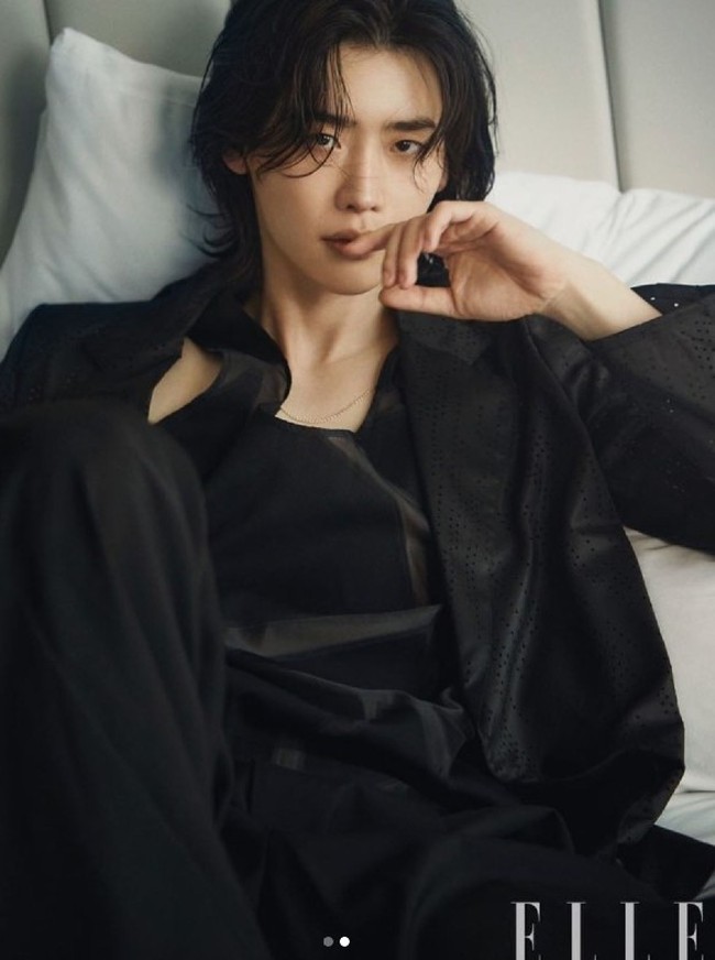 3. Lee Jong SukLee Jong Suk yang mengawali karier sebagai model mulai mendapat perhatian setelah bermain dalam drama Secret Garden. Setelah itu, ia mendapat penghargaan untuk perannya dalam School 2013. Kini  Lee Jong Suk kini menjadi salah satu aktor top yang selalu mendapat peran utama. Setelah wamil, ia belum dikabarkan akan main dalam drama lagi. Foto: Dok. Instagram