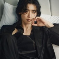 3. Lee Jong SukLee Jong Suk yang mengawali karier sebagai model mulai mendapat perhatian setelah bermain dalam drama Secret Garden. Setelah itu, ia mendapat penghargaan untuk perannya dalam School 2013. Kini  Lee Jong Suk kini menjadi salah satu aktor top yang selalu mendapat peran utama. Setelah wamil, ia belum dikabarkan akan main dalam drama lagi. Foto: Dok. Instagram