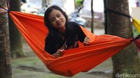 Pengunjung bisa menikmati hutan damar dengan berkeliling hutan, berfoto, bahkan tiduran santai menggunakan buaian atau hammock.   