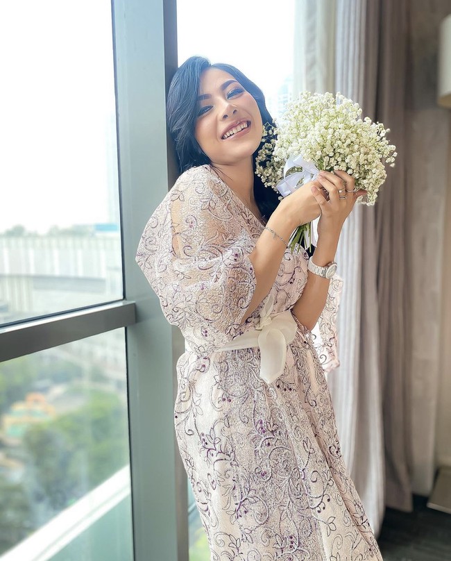 Akan tetapi pada Sabtu (29/5/2021), Liza Aditya membagikan postingan dirinya tanpa menggunakan hijab. Semoga suatu hari ada yang menggengam jemari ini hingga akhir . Ada yang mencalonkan diri ? tulis @lzadtya. Pada foto tersebut Liza sedang memegang bunga Babys Breath White dengan rambut panjang terurai. Foto: Dok. Instagram @lzadtya.