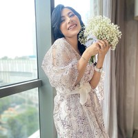 Akan tetapi pada Sabtu (29/5/2021), Liza Aditya membagikan postingan dirinya tanpa menggunakan hijab. Semoga suatu hari ada yang menggengam jemari ini hingga akhir . Ada yang mencalonkan diri ? tulis @lzadtya. Pada foto tersebut Liza sedang memegang bunga Babys Breath White dengan rambut panjang terurai. Foto: Dok. Instagram @lzadtya.