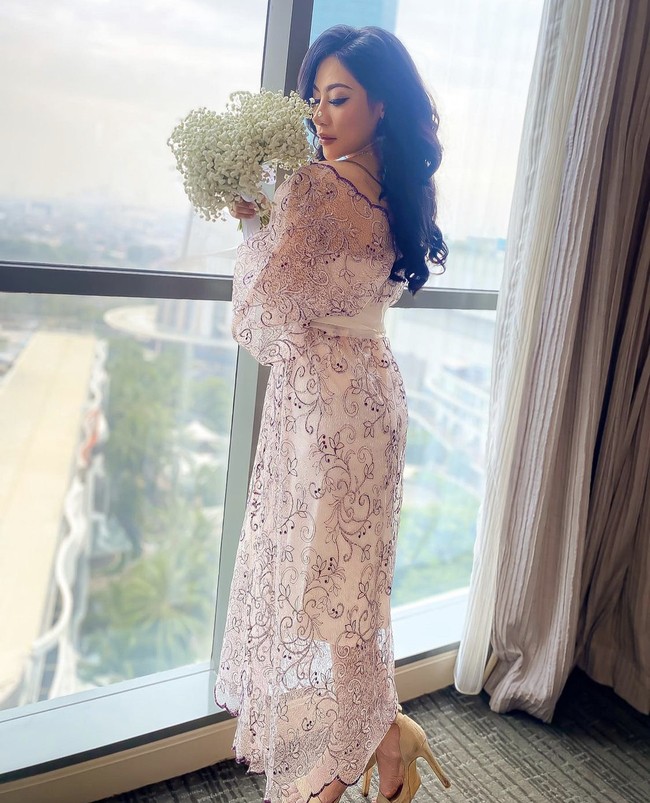 Postingan tersebut langsung mendapatkan reaksi dari warganet. Ada yang bertanya mengapa ia melepaskan hijabnya. Kenapa dilepas hijabnya? tanya akun @diyahchrisdiyanti. Kak Liza @lzadtya kenapa hijabnya dilepas kak??🙏🏻🙏🏻😇 ucap akun @mahmuedah6271. Foto: Dok. Instagram @lzadtya.