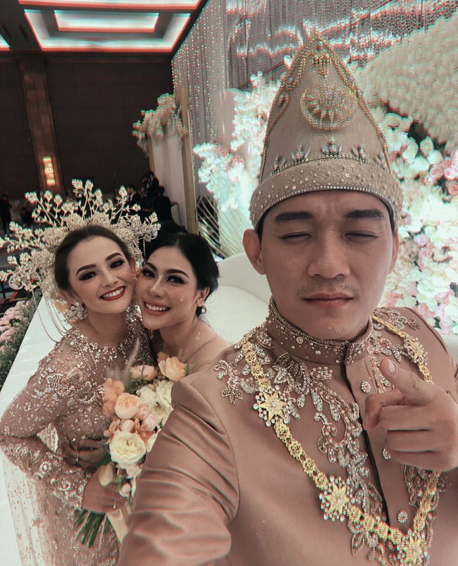 Lewat Instagram Storynya menjawab pertanyaan tentang keputusannya untuk lepas hijab. Cantik itu relatif sesuai perpective sayang, aku merasa sama aja. Hijab or non aku comfort aja dan tetap merasa merik. Anyway makasi ya dmnya, ujarnya.  Foto: Dok. Instagram @lzadtya.