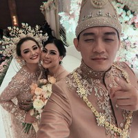 Lewat Instagram Storynya menjawab pertanyaan tentang keputusannya untuk lepas hijab. Cantik itu relatif sesuai perpective sayang, aku merasa sama aja. Hijab or non aku comfort aja dan tetap merasa merik. Anyway makasi ya dmnya, ujarnya.  Foto: Dok. Instagram @lzadtya.