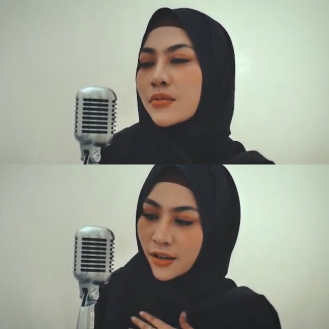Liza Aditya menceritakan momen awal niat berhijab. Ketika tengah umrah, ibu dua anak itu berdoa agar bisa bekerja tanpa mengumbar aurat. Sebetulnya banyak alasan, dari 2018 sebelum aku berkiprah sebagai penyanyi, aku umrah, aku doa sama Allah, aku minta diberikan jalan gimana caranya aku bisa hidup, bekerja yang baik tanpa membuka aurat. Dan alhamdulillah setelah umrah itu perjalanan karierku jadi luar biasa, semuanya jadi di luar ekspektasi, aku rasa Allah semua kabulin gitu permintaan aku, tutur Liza kepada Detikhot. Foto: Dok. Instagram @lzadtya.