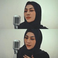 Liza Aditya menceritakan momen awal niat berhijab. Ketika tengah umrah, ibu dua anak itu berdoa agar bisa bekerja tanpa mengumbar aurat. Sebetulnya banyak alasan, dari 2018 sebelum aku berkiprah sebagai penyanyi, aku umrah, aku doa sama Allah, aku minta diberikan jalan gimana caranya aku bisa hidup, bekerja yang baik tanpa membuka aurat. Dan alhamdulillah setelah umrah itu perjalanan karierku jadi luar biasa, semuanya jadi di luar ekspektasi, aku rasa Allah semua kabulin gitu permintaan aku, tutur Liza kepada Detikhot. Foto: Dok. Instagram @lzadtya.