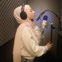 Pelantun lagu Bahagia Telah Datang itu aktif di Instagram dan kerap mengunggah foto OOTD hingga aktivitasnya sehari-hari. Dalam kesehariannya, Liza suka memakai hijab pashmina. Seperti dalam foto ini ia memakai hijab pashmina saat berada di studio rekaman. Foto: Dok. Instagram @lzadtya.