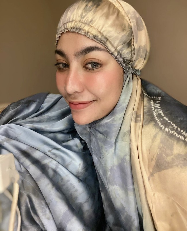 Liza sebelumnya dikenal sebagai penyanyi yang berpenampilan seksi dan terbuka. Namun dia memutuskan untuk hijrah pada April 2021, menurut aurat dan berhijab. Foto: Dok. Instagram @lzadtya.