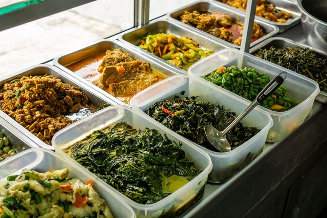 5 Warteg 'Hidden Gem' Ini Punya Lauk Serba Enak dan Murah
