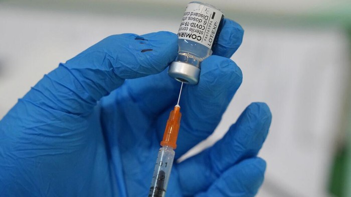Malaysia akan melakukan pembatasan aktivitas berskala nasional mulai 1 Juni 2021 besok. Program vaksinasi COVID-19 massal pun terus digencarkan jelang lockdown.