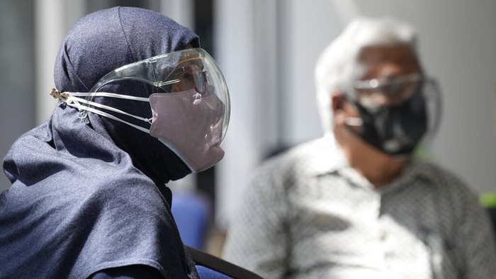 Malaysia akan melakukan pembatasan aktivitas berskala nasional mulai 1 Juni 2021 besok. Program vaksinasi COVID-19 massal pun terus digencarkan jelang lockdown.