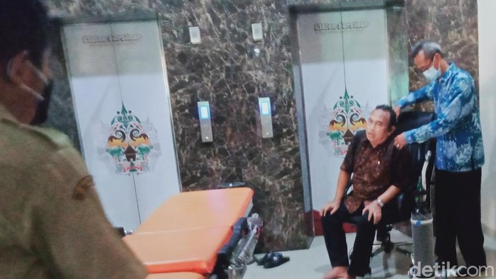 Mantan Wakil Ketua DPRD Kabupaten Klaten, Anang Widayaka, saat dievakuasi, Senin (31/5/2021).