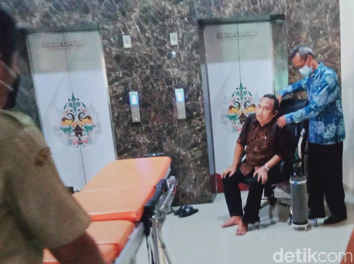 Mantan Wakil Ketua DPRD Kabupaten Klaten, Anang Widayaka, saat dievakuasi, Senin (31/5/2021).