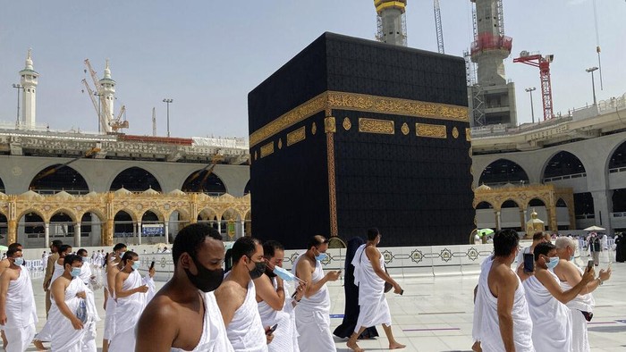 Jemaah di Masjidil Haram, Minggu (30/5/2021) (AP Photo/Amr Nabil)