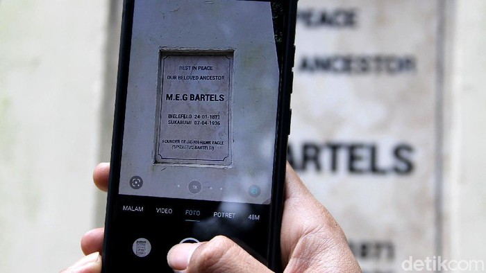 Sosok MEG Bartels berkaitan erat dengan Elang Jawa. Jejak sang ornitolog ini dapat dilihat di museum peninggalannya di Taman Nasional Gunung Gede Pangrango.