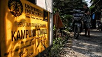 Arkeolog UI kerap mendatangi Kastel Batavia itu untuk melakukan penggalian. Lokasi galian itu ternyata merupakan lahan untuk tempat parkir truk-truk pengangkut barang. Selain itu, terdapat rumah industri bola plastik dan jasa-jasa logistik.