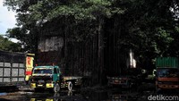 Berlokasi di dekat jalan tol, Gatot menceritakan kastel ini berdiri sejak tahun 1628. Dulunya, terdapat 4 bangunan gudang yang saling terhubung untuk memudahkan akses.