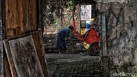 Kondisi bangunan bersejarah ini pun tampak terbengkalai dan tak terawat. Gatot mengungkapkan genting sisa bangunan kastel ini mulai roboh. Warga setempat sempat mengajukan agar kastel yang biasa disebut Gudang Timur untuk bisa menjadi cagar budaya.  