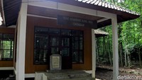 Seperti diketahui, sebagai pusat pendidikan Elang Jawa, resort Cimungkad terbilang lengkap. Terdapat kantor, aula pertemuan, dan juga kandang untuk melakukan observasi. Nantinya di lokasi ini juga akan ada dokter hewan yang berjaga.