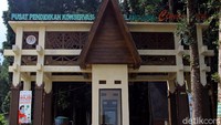 Kawasan Pusat Konservasi Elang Jawa Cimungkad merupakan salah satu kawasan konservasi yang berada di Sukabumi, Jawa Barat.